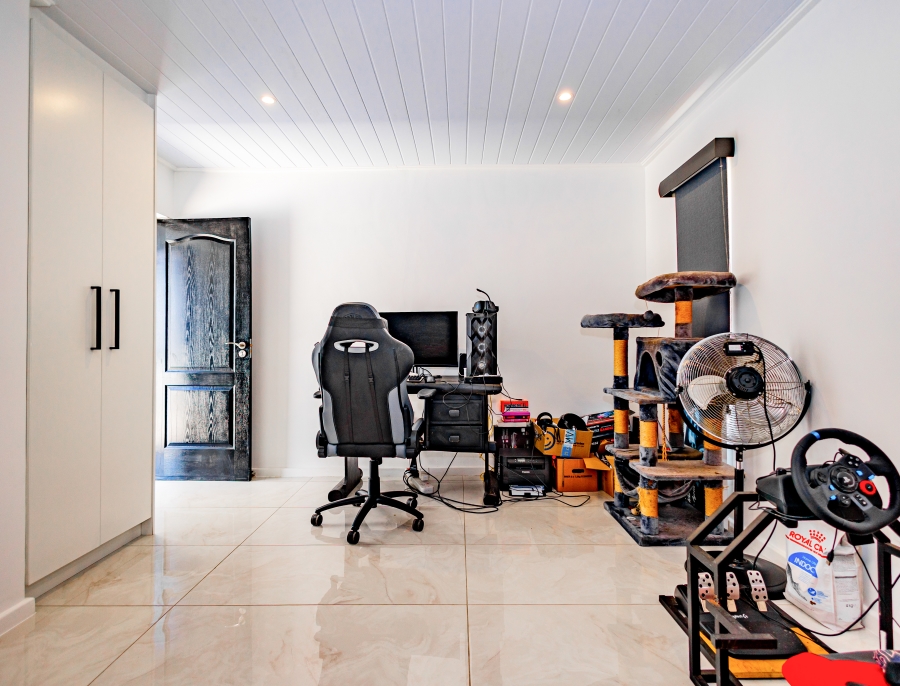 4 Bedroom Property for Sale in Oude Westhof Western Cape